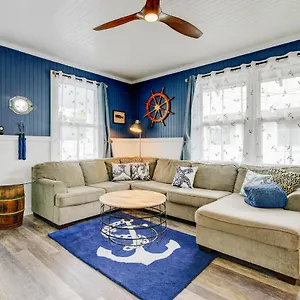 New Whaler Inn- Nautical Magic Downtown Holiday home
